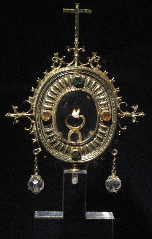 Reliquary containing a tooth, reputedly that of Saint Apollonia, in the treasury of the cathedral of Porto, Portugal. Image courtesy of Wikimedia Commons